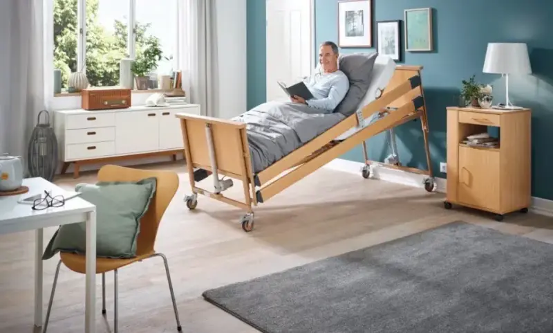 Cama clĂnica ajustable con barandas y ruedas - 1