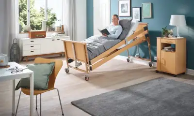 Cama clínica ajustable con barandas y ruedas - miniatura 1