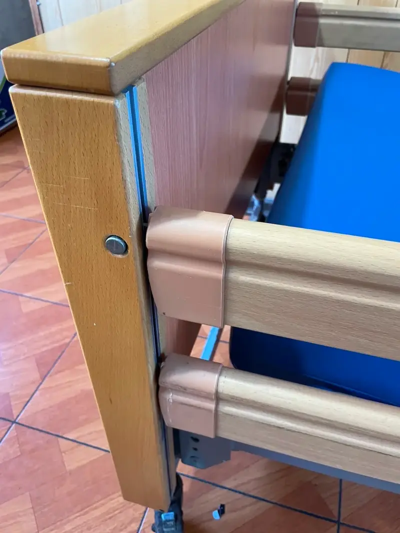 Cama clĂnica ajustable con barandas y ruedas - 2