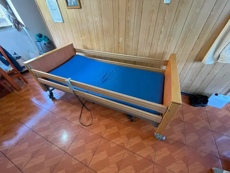 Cama clĂnica ajustable con barandas y ruedas - 3