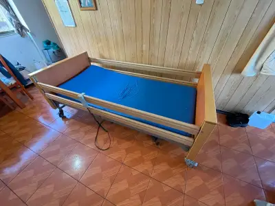 Cama clínica ajustable con barandas y ruedas - miniatura 3