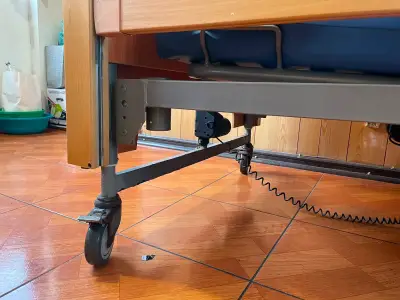 Cama clínica ajustable con barandas y ruedas - miniatura 4
