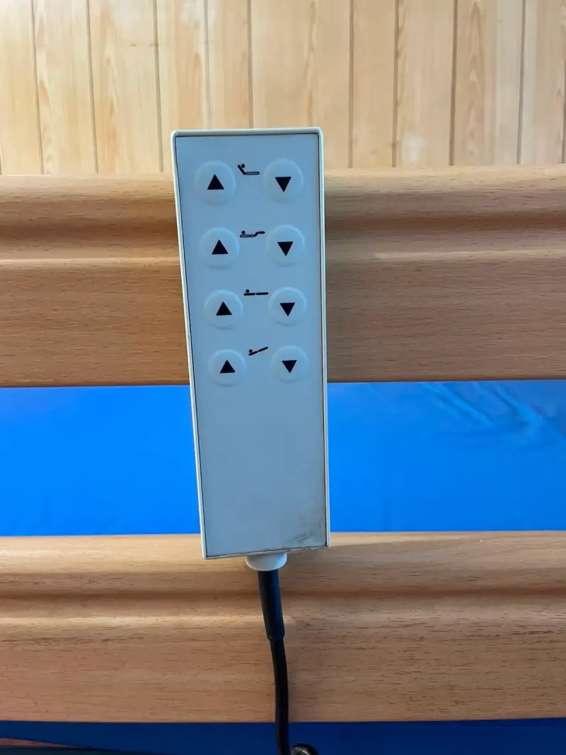 Cama clĂnica ajustable con barandas y ruedas - 5