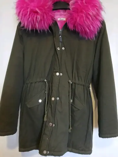 Parka verde con capucha de pelo sintético fucsia - miniatura 1