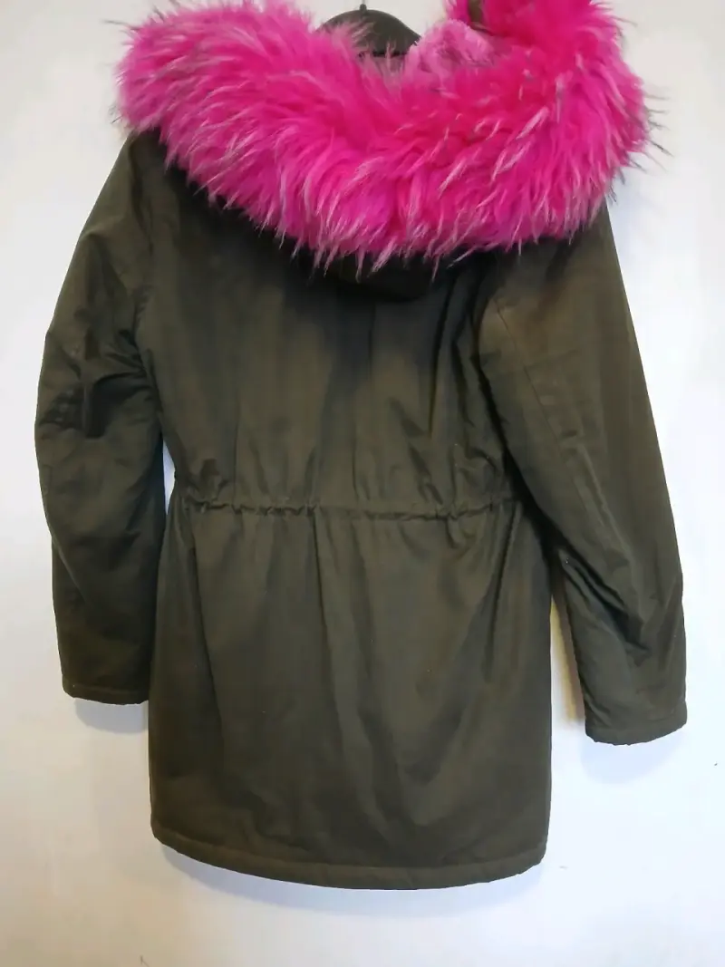 Parka verde con capucha de pelo sintético fucsia - 2