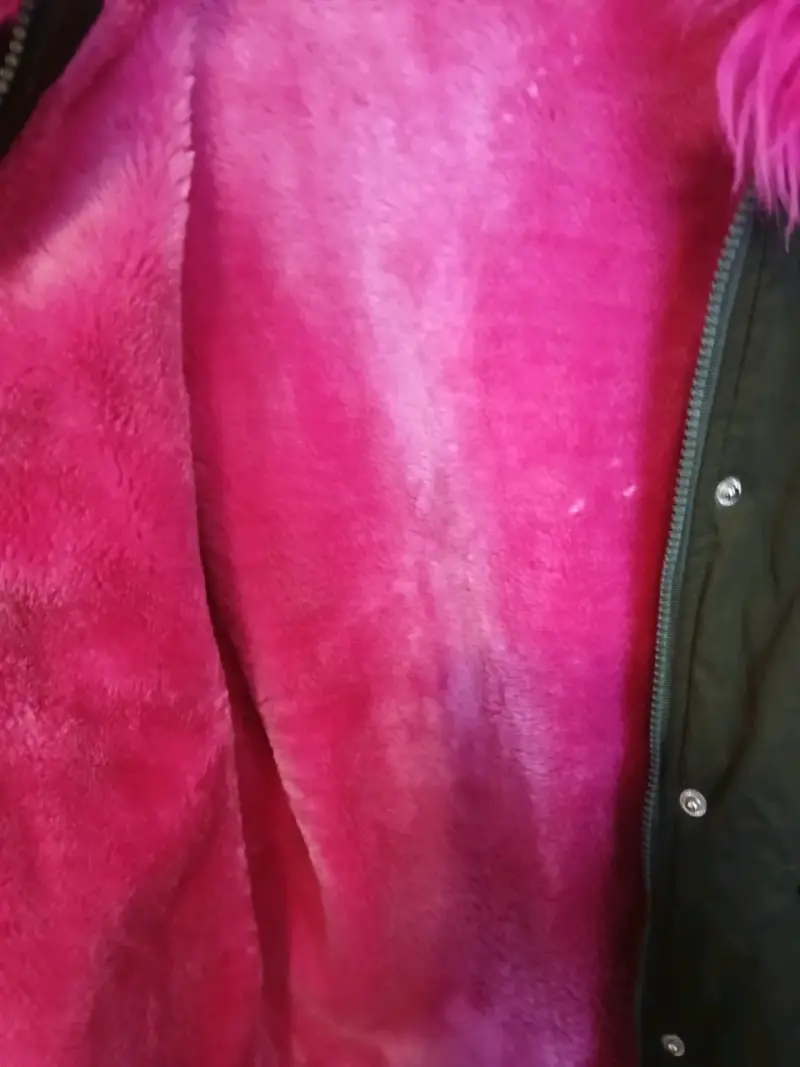 Parka verde con capucha de pelo sintético fucsia - 3