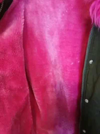 Parka verde con capucha de pelo sintético fucsia - miniatura 3