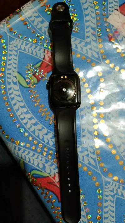Reloj inteligente negro con correa ajustable - miniatura 2