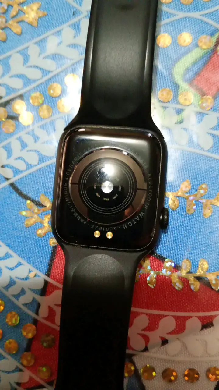 Reloj inteligente negro con correa ajustable - 3