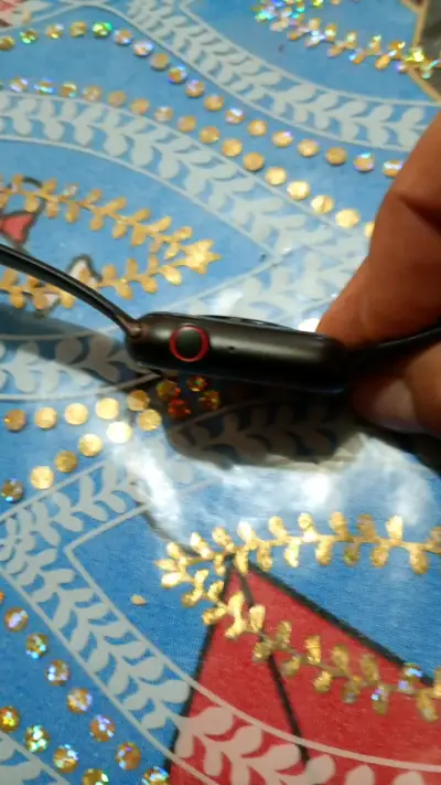 Reloj inteligente negro con correa ajustable - miniatura 4
