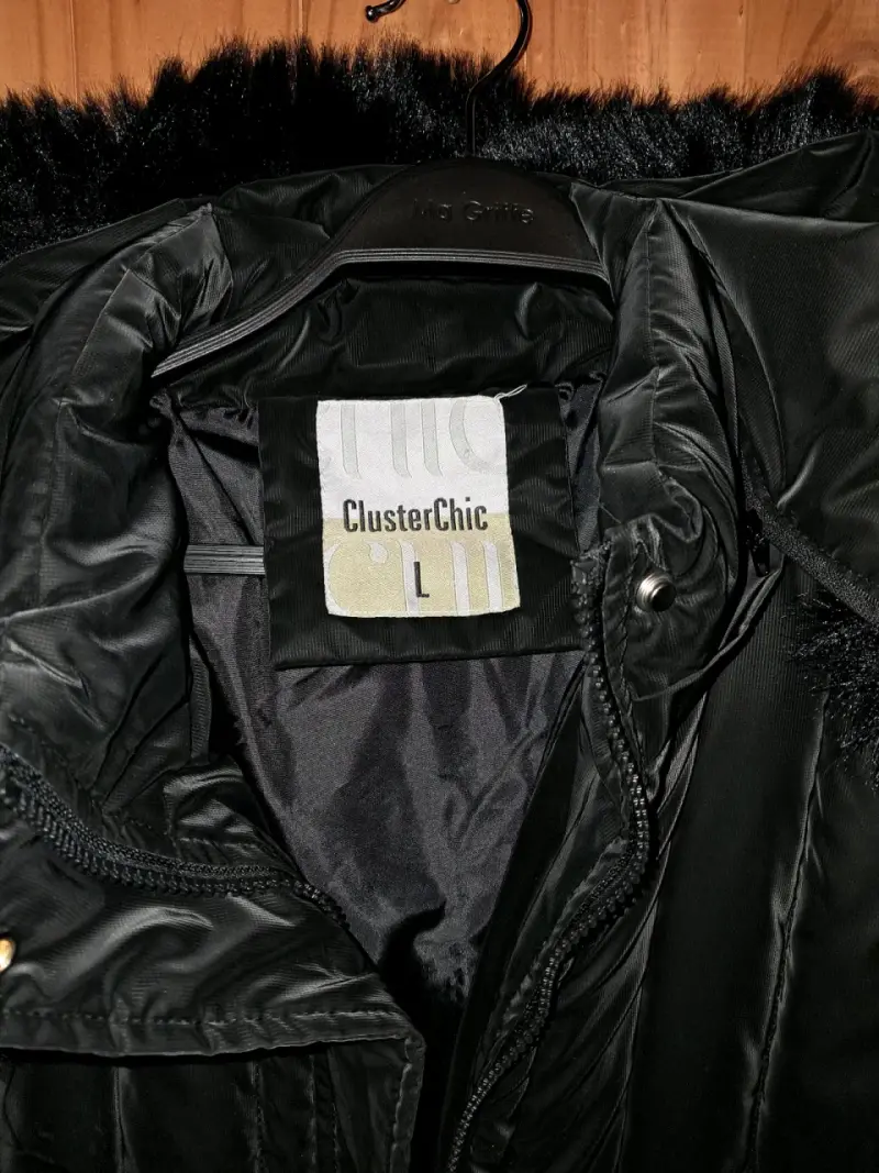 Abrigo negro con capucha de piel sintética ClusterChic - 2