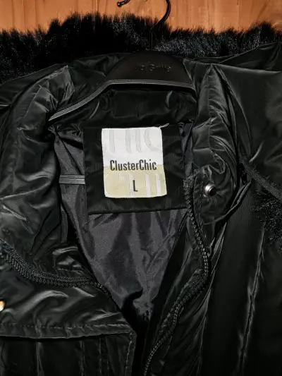 Abrigo negro con capucha de piel sintética ClusterChic - miniatura 2