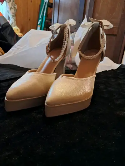Zapatos de Tacón Beige con Perlas y Lazo - miniatura 1