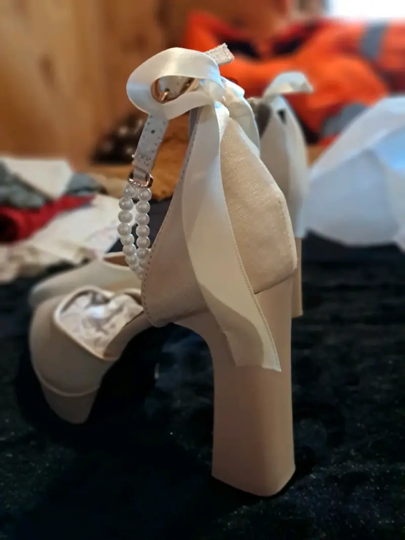 Zapatos de Tacón Beige con Perlas y Lazo - 3