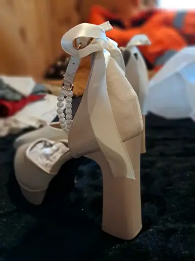 Zapatos de Tacón Beige con Perlas y Lazo - miniatura 3