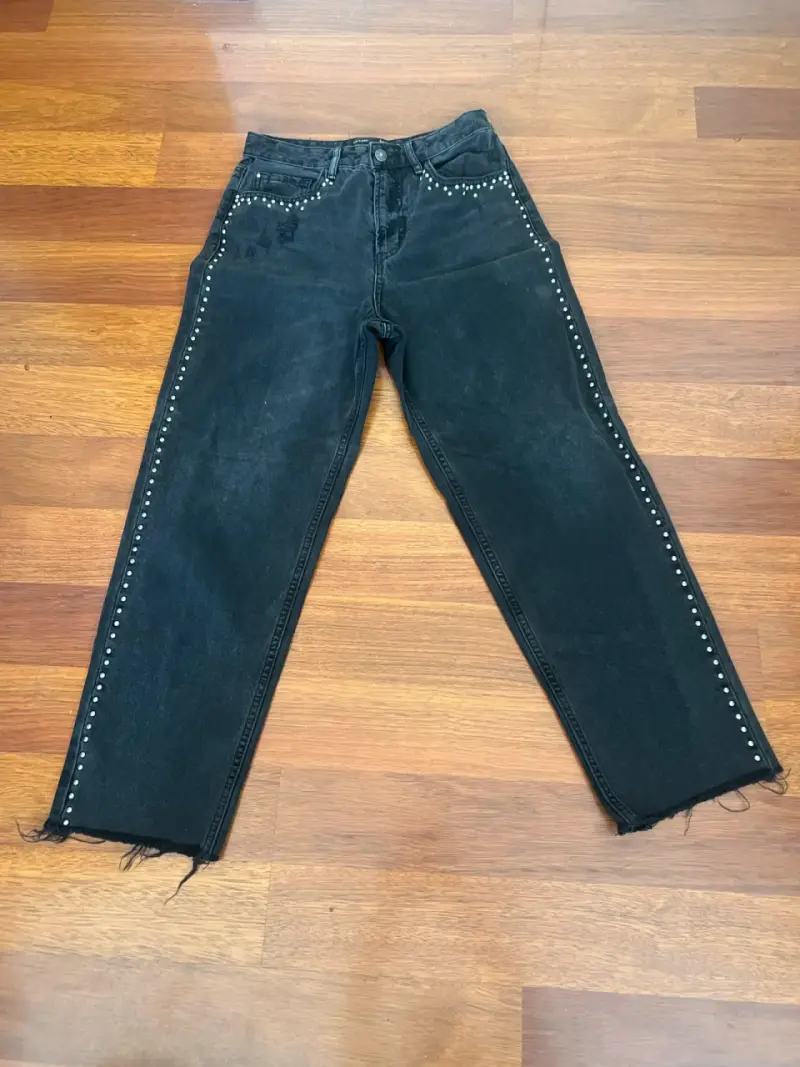 Jeans negros stradivarius con tachas para mujer - 1