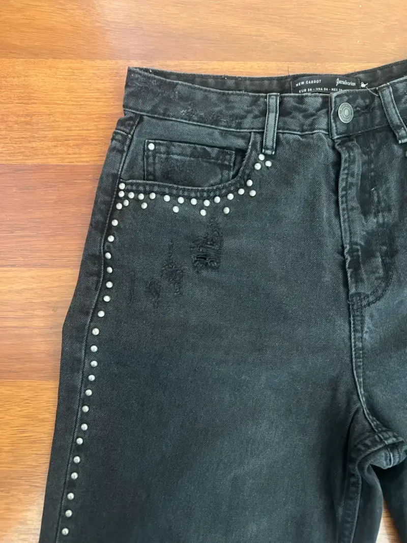 Jeans negros stradivarius con tachas para mujer - 2