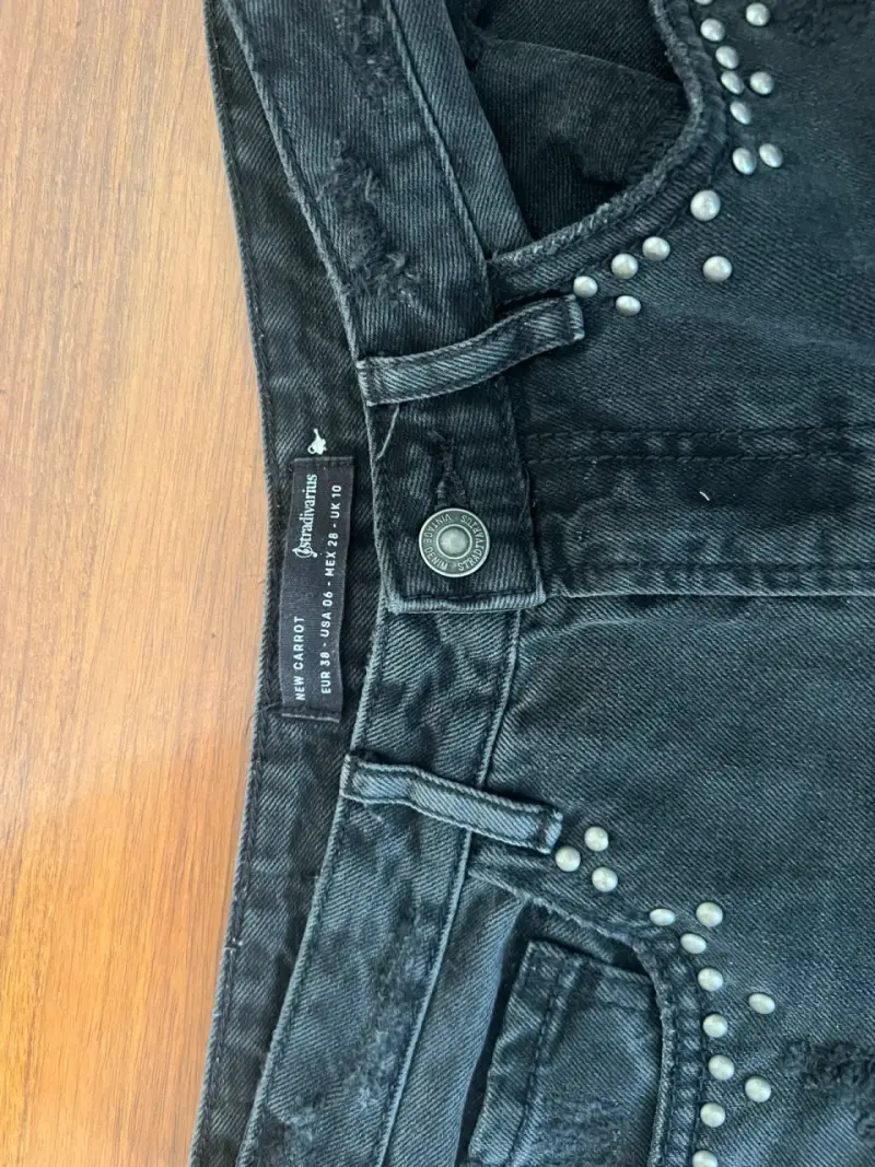 Jeans negros stradivarius con tachas para mujer - 3