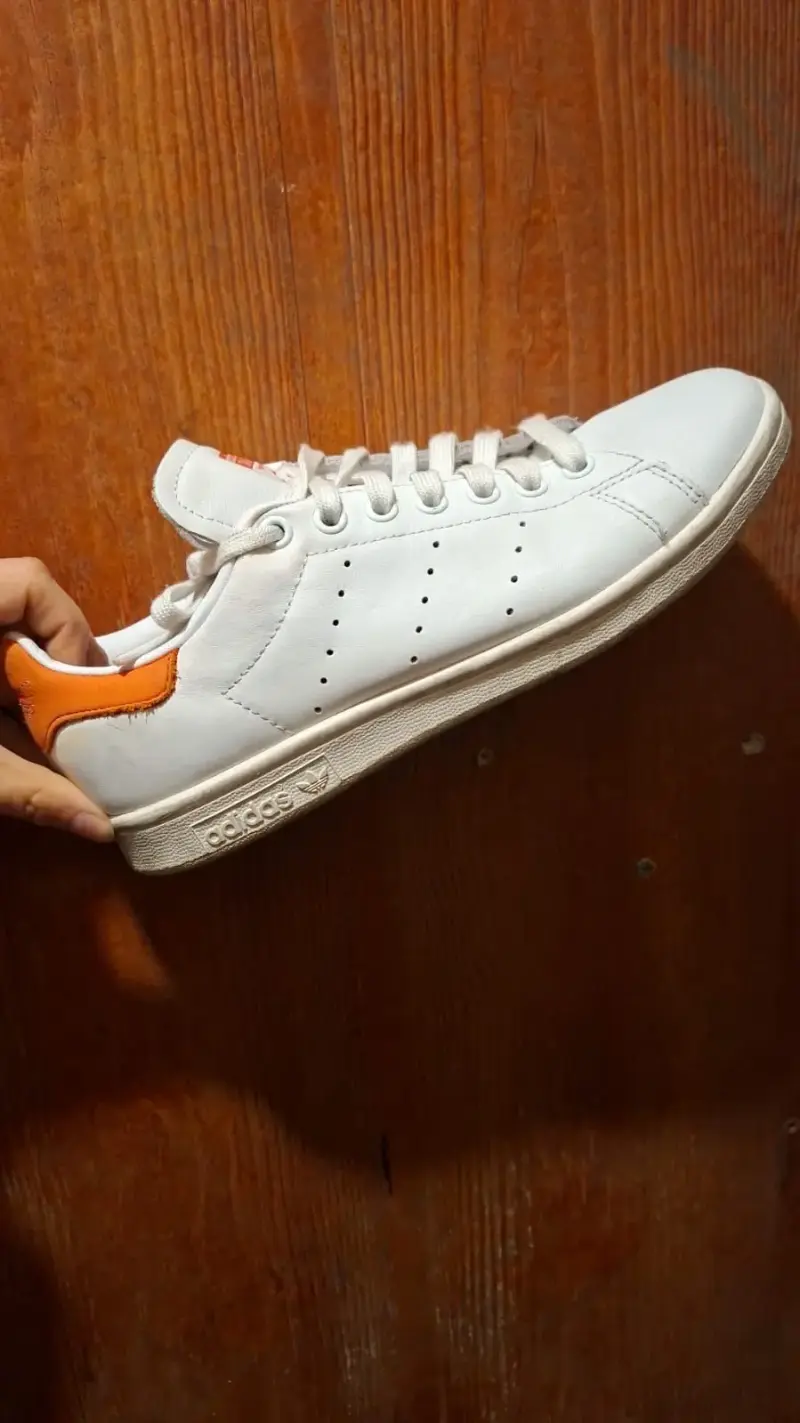 Zapatillas blancas Adidas Stan Smith con detalle naranja
