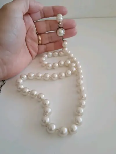 Collar de perlas blancas con cierre metálico - miniatura 1