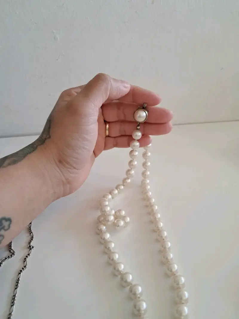 Collar de perlas blancas con cierre metálico - 2