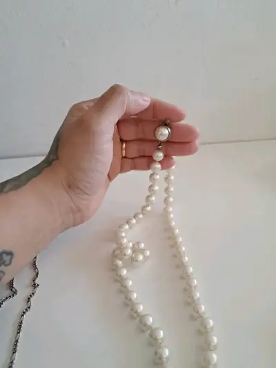 Collar de perlas blancas con cierre metálico - miniatura 2