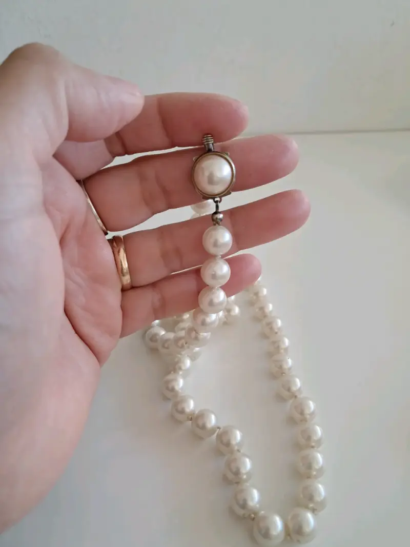 Collar de perlas blancas con cierre metálico - 3