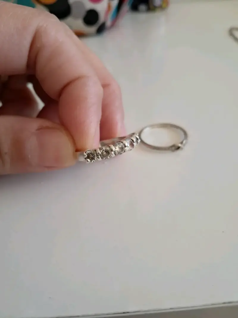 Anillo de plata con piedras brillantes