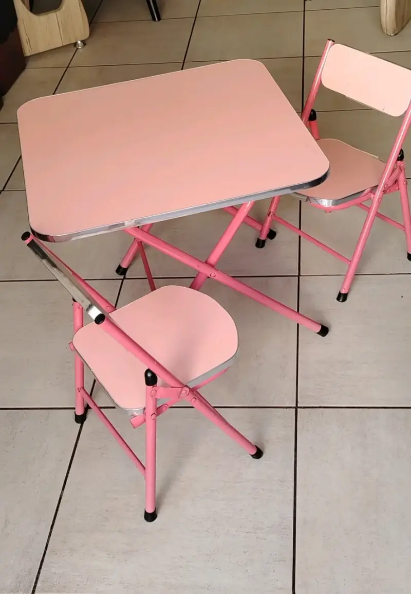 Mesa y sillas infantiles plegables rosadas - 2