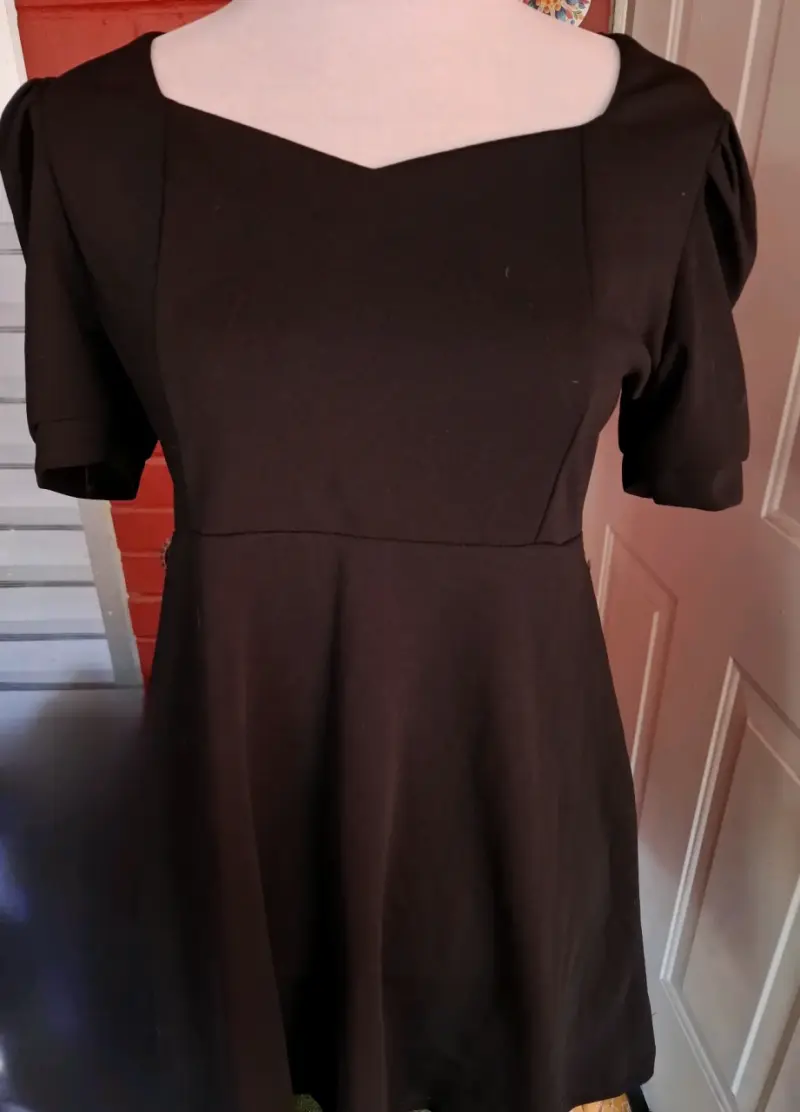 Vestido negro elegante para mujer