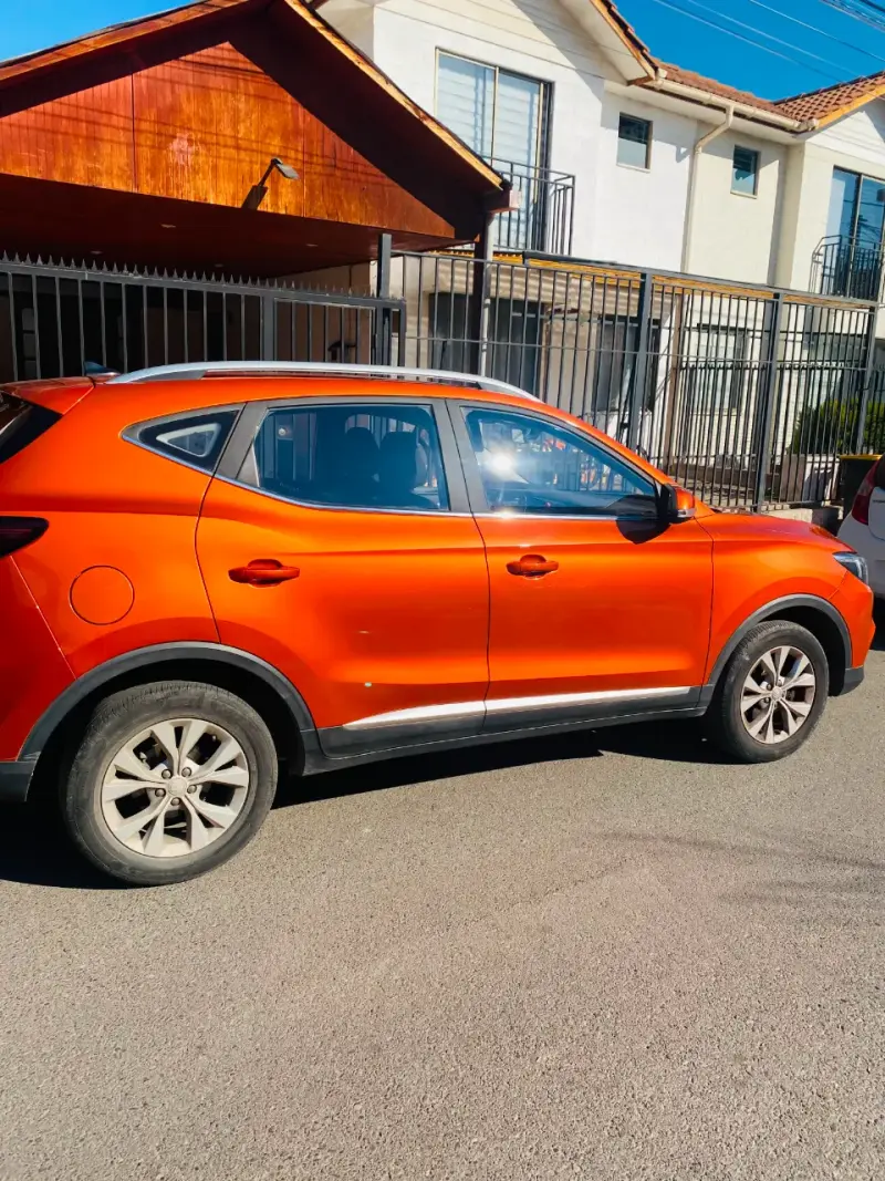 SUV MG ZS STD MEC 2022 Naranja en Buen Estado - 1