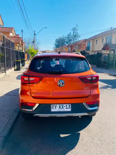 SUV MG ZS STD MEC 2022 Naranja en Buen Estado - miniatura 2
