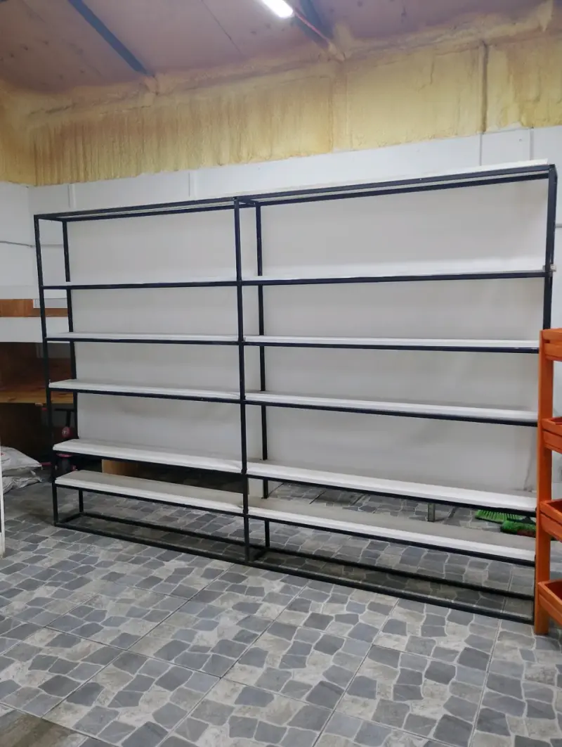 Exhibidor mide 3 metros largo,2 de alto ancho 25ce