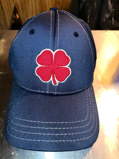 Gorra azul Black Clover con trébol rojo - miniatura 1