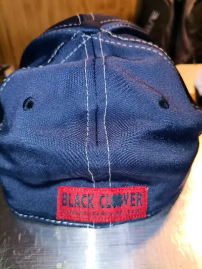 Gorra azul Black Clover con trébol rojo - miniatura 2