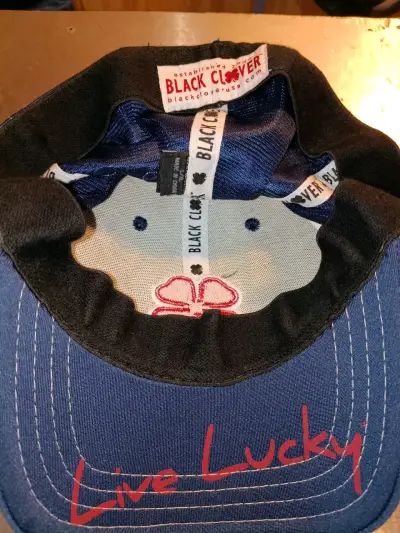 Gorra azul Black Clover con trébol rojo - miniatura 3