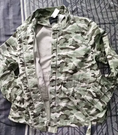 Chaqueta camuflaje verde Banana Republic - miniatura 2