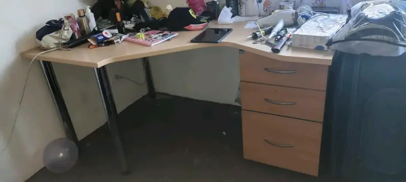 Escritorio de esquina con cajonera