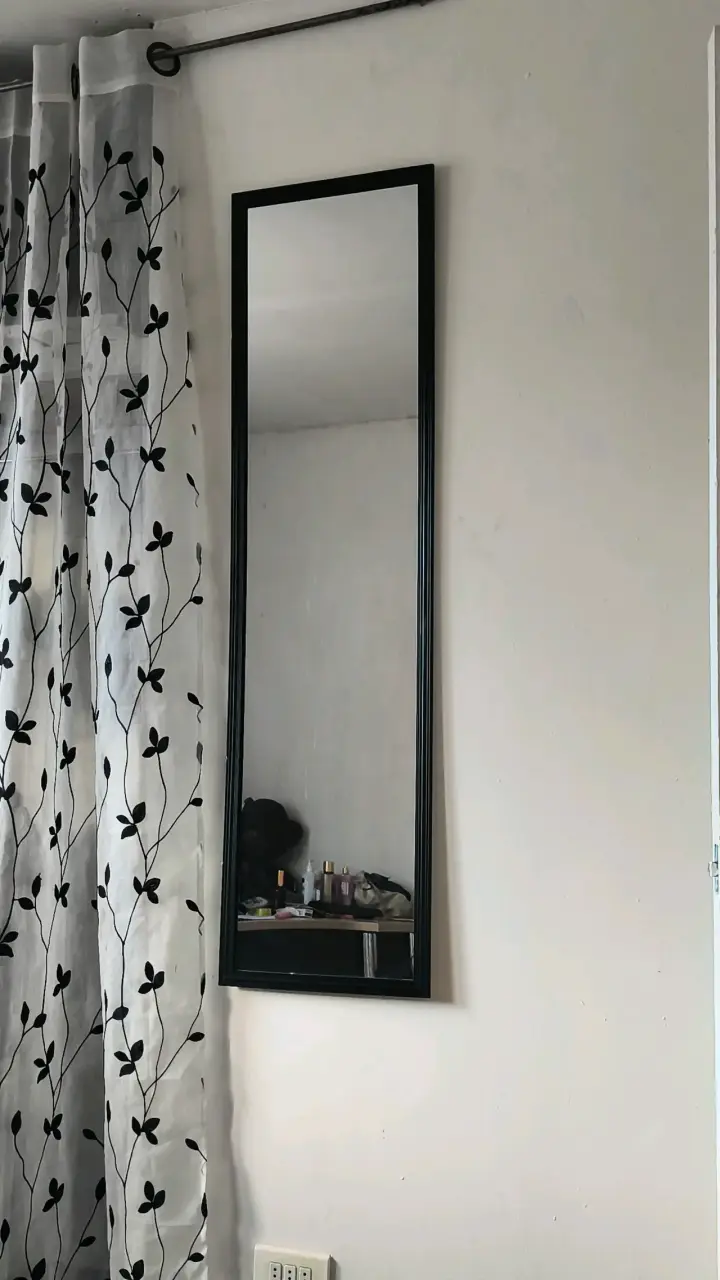 Espejo de pared con marco negro