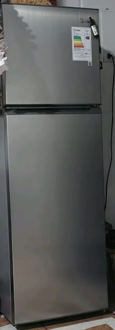Refrigerador Midea de dos puertas en acero inoxidable - miniatura 1