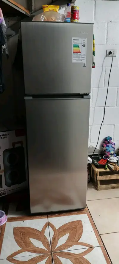 Refrigerador Midea de dos puertas en acero inoxidable - miniatura 2