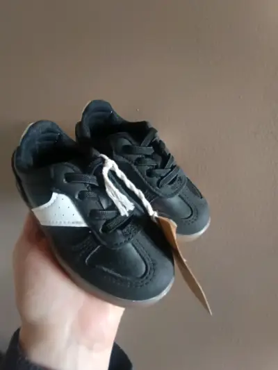 Zapatillas negras para niño talla 22 y 24 - miniatura 4