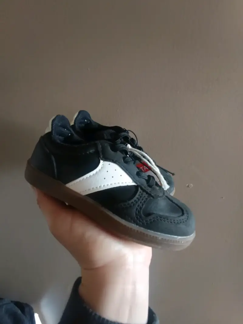 Zapatillas negras para niño talla 22 y 24 - 5