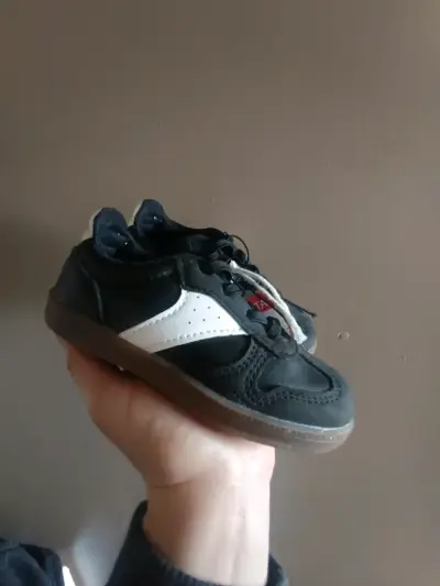 Zapatillas negras para niño talla 22 y 24 - miniatura 5