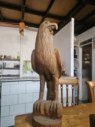 Escultura de águila tallada en madera - miniatura 1