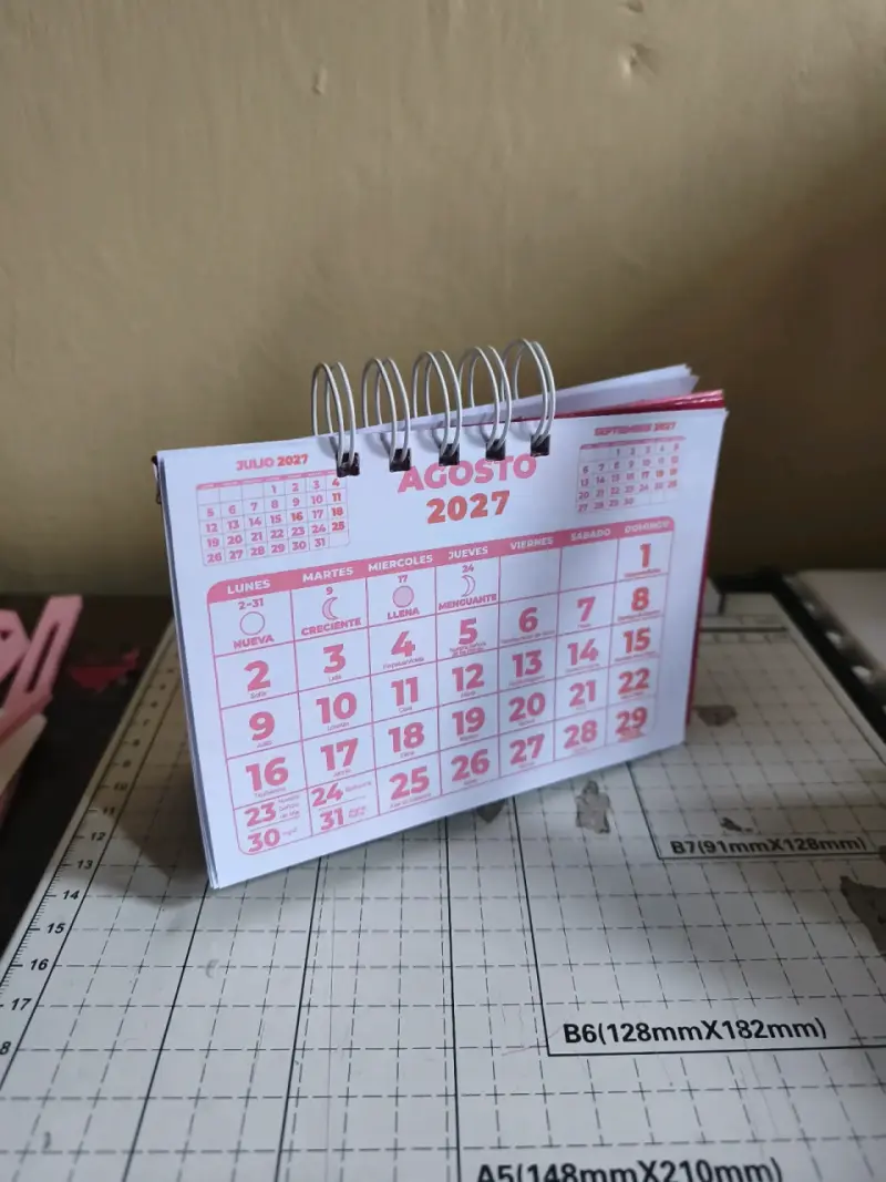 Calendario de escritorio 2027 compacto y práctico - 2