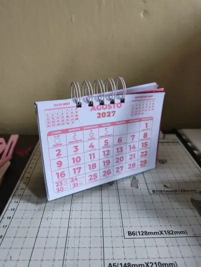 Calendario de escritorio 2027 compacto y práctico - miniatura 2