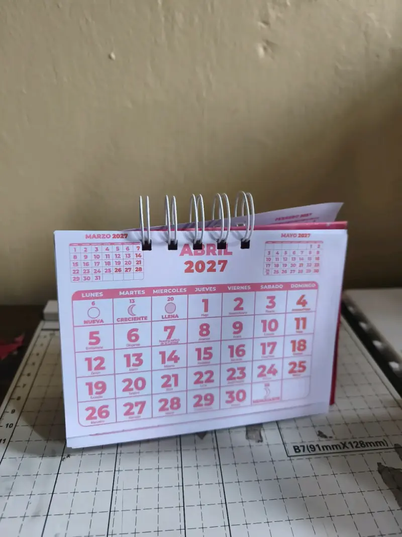 Calendario de escritorio 2027 compacto y práctico - 3