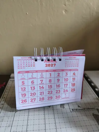 Calendario de escritorio 2027 compacto y práctico - miniatura 4