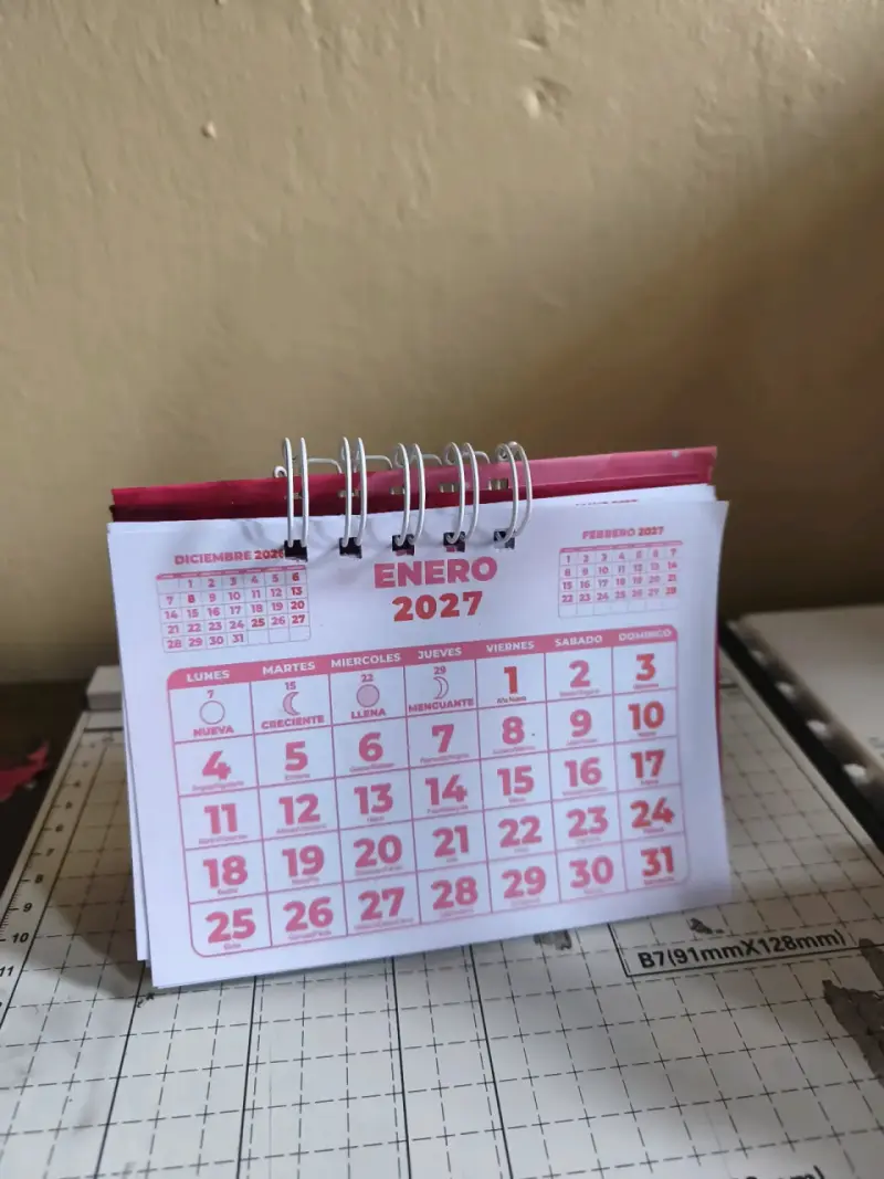 Calendario de escritorio 2027 compacto y práctico - 6